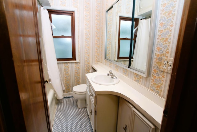 314 N Maple St, Itasca, IL 60143 - full bath featuring wallpapered walls, vanity, plenty of natural light, and a shower with shower curtain