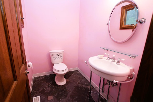 314 N Maple St, Itasca, IL 60143 - half bath with toilet and baseboards