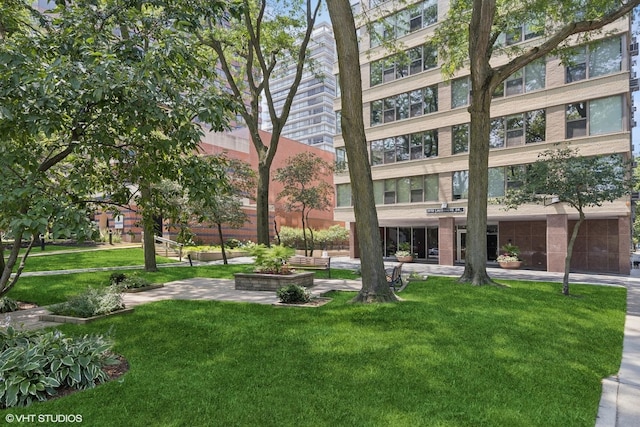 2970 N Lake Shore Dr Unit 7B-7C, Chicago, IL 60657 - view of community with a yard