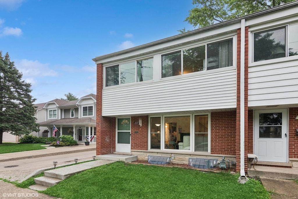 237 S Edgewood Ave, Lombard, IL 60148 - photo 1
