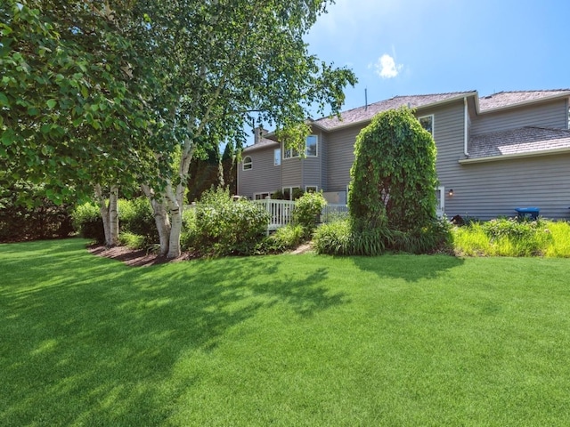 1551 Daybreak Dr, Libertyville, IL 60048 - view of grassy yard