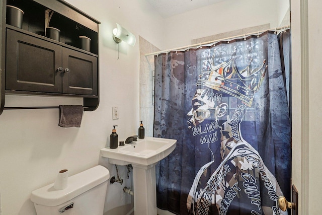 7659 S Rhodes Ave, Chicago, IL 60619 - bathroom with toilet and curtained shower