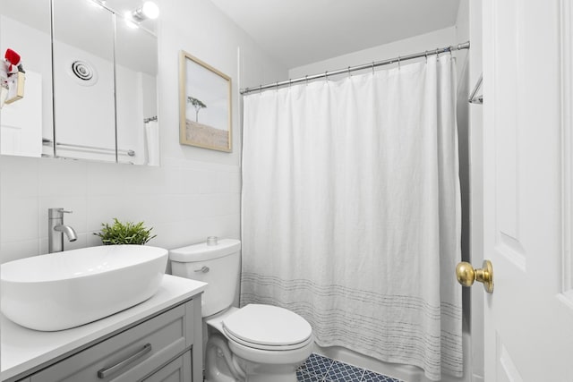 429 Wesley Ave Unit 301, Oak Park, IL 60302 - bathroom with vanity and tile walls