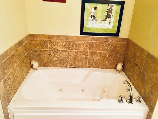 77 N Quentin Rd Unit 202, Palatine, IL 60067 - full bathroom featuring a jetted tub
