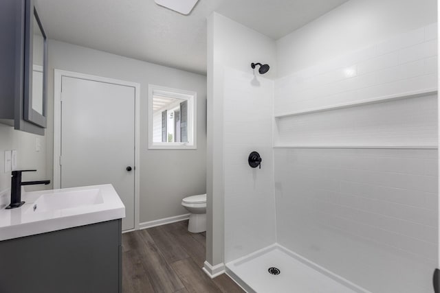 3472 N Il St Unit 23, Ottawa, IL 61350 - bathroom featuring tiled shower, vanity, and wood finished floors