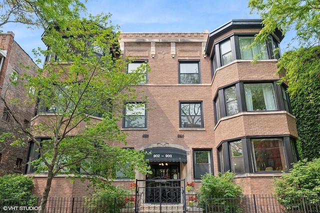 902 W Margate Ter Unit 2D, Chicago, IL 60640 - view of building exterior with a fenced front yard