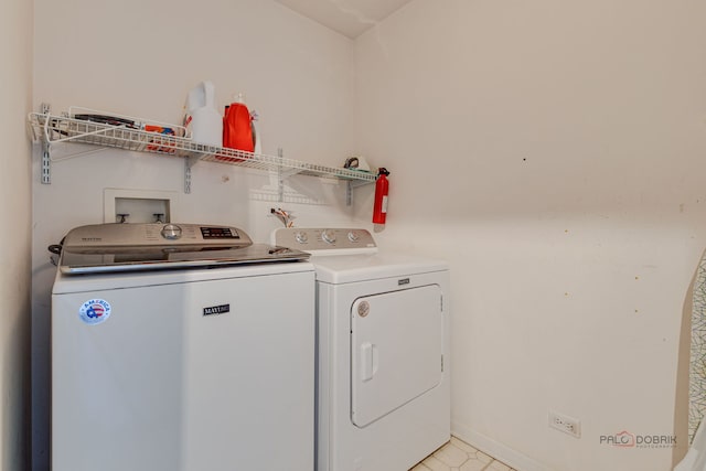 911 Waterford Ln, Elk Grove Village, IL 60007 - laundry room featuring washing machine and dryer and baseboards