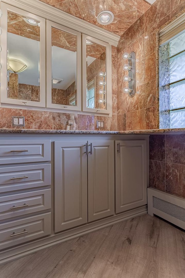 711 E Greenview Rd, Itasca, IL 60143 - full bath featuring vanity, tile walls, and wood finished floors
