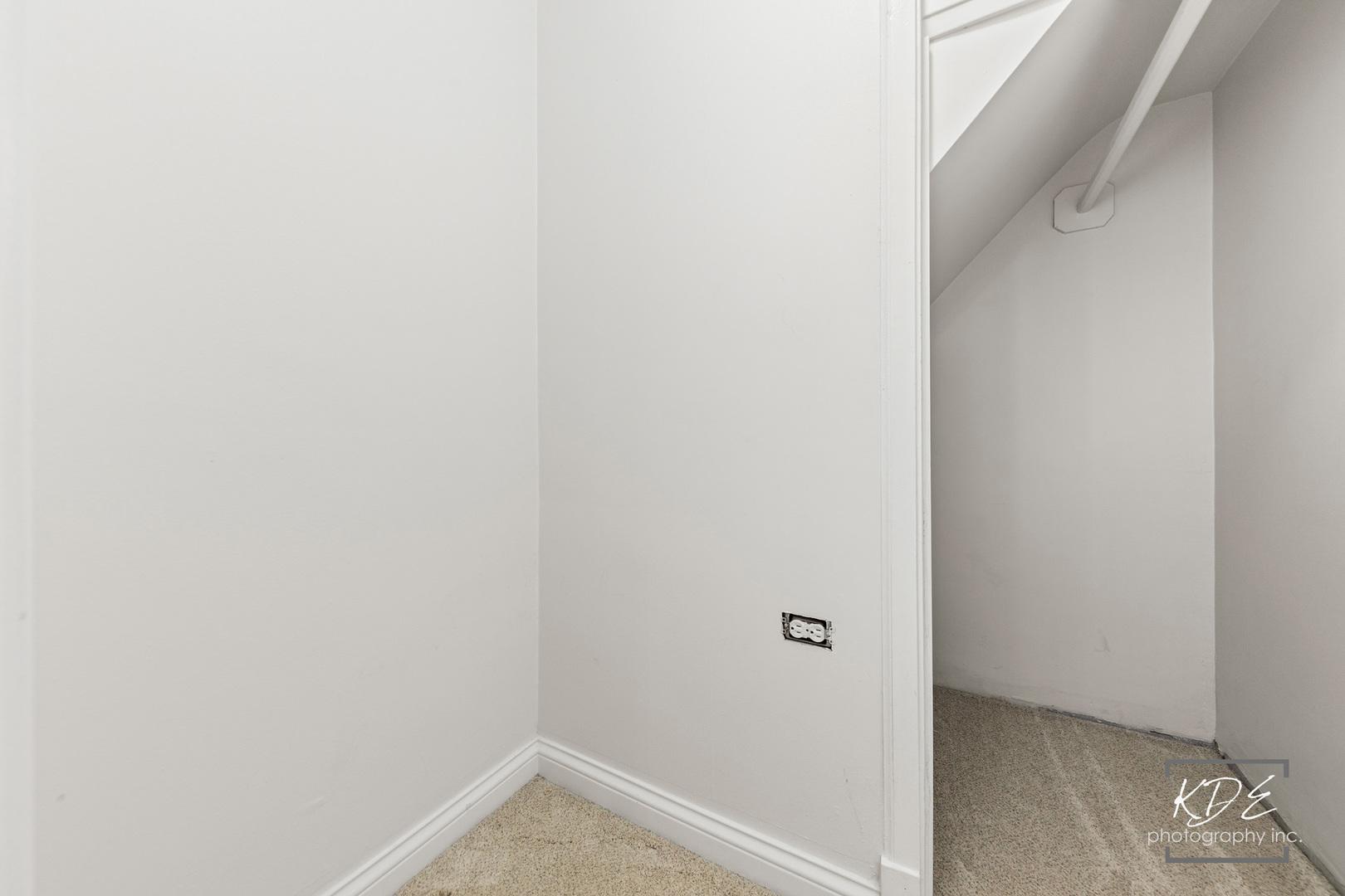 330 S Maple St, Itasca, IL 60143 - walk in closet featuring carpet floors