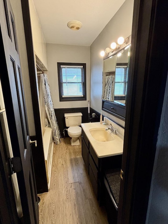 1221 Nicholson St, Joliet, IL 60435 - bathroom featuring wood finished floors, vanity, and shower / bath combo with shower curtain