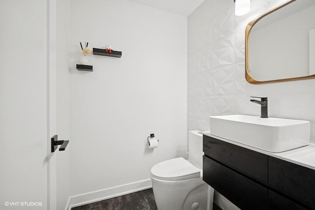 975 W Happfield Dr, Arlington Heights, IL 60004 - bathroom with vanity, wood finished floors, and tile walls