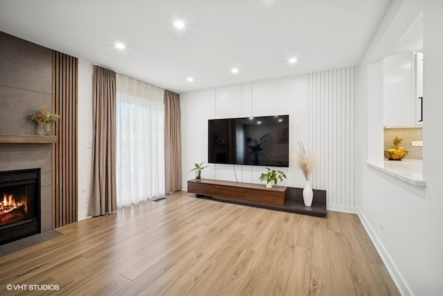 975 W Happfield Dr, Arlington Heights, IL 60004 - living room featuring light wood-style floors, a fireplace, and recessed lighting