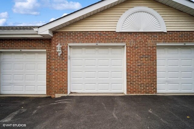 975 W Happfield Dr, Arlington Heights, IL 60004 - view of garage