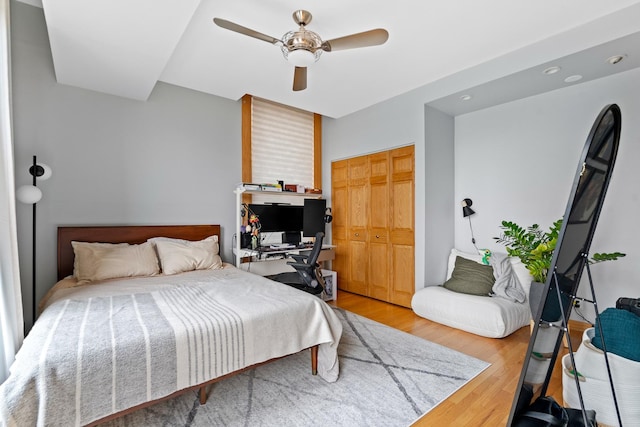 431 S Dearborn St Unit 1303, Chicago, IL 60605 - bedroom featuring wood finished floors, a closet, and ceiling fan