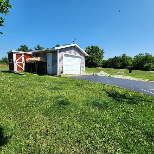 1932 N 2653rd Rd, Ottawa, IL 61350 - detached garage featuring driveway