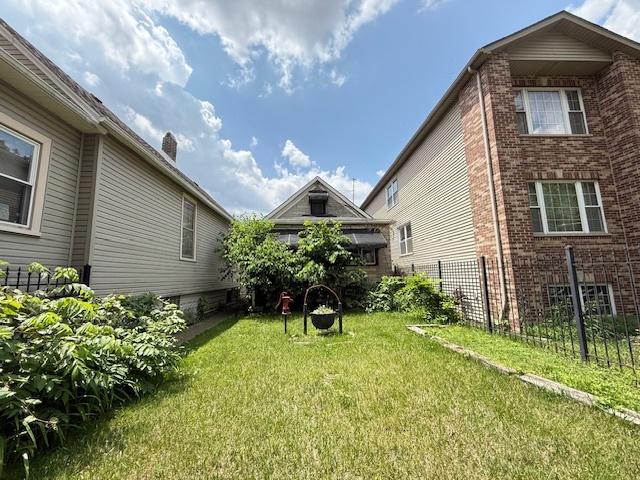 7806 S Avalon Ave, Chicago, IL 60619 - view of yard