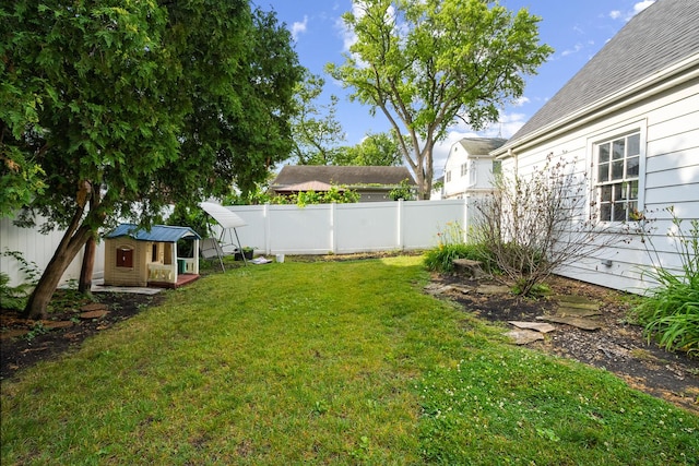 1155 E Walnut Ave, Des Plaines, IL 60016 - fenced backyard with an outdoor structure