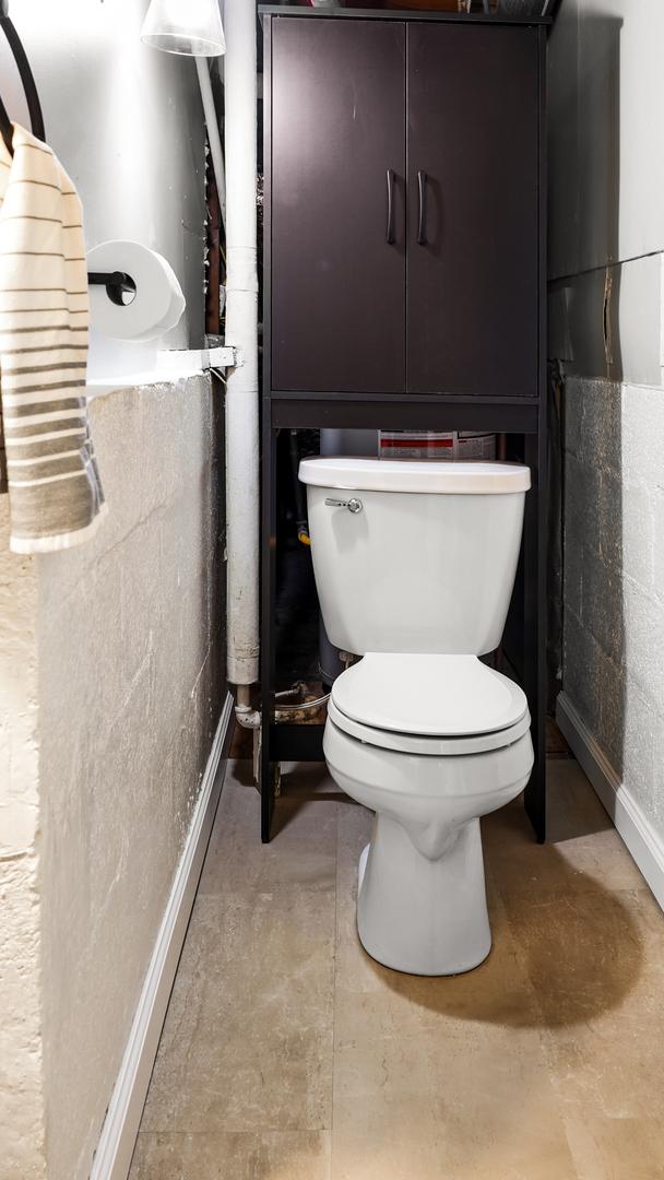 805 S Anderson St, Urbana, IL 61801 - bathroom featuring toilet and baseboards