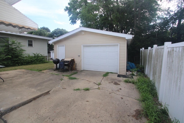 324 Illinois St, Joliet, IL 60436 - detached garage with driveway