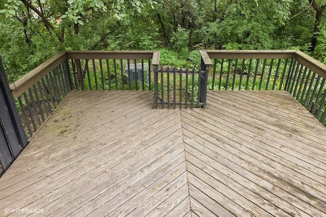 82 Hickory Ln, Cary, IL 60013 - view of wooden terrace