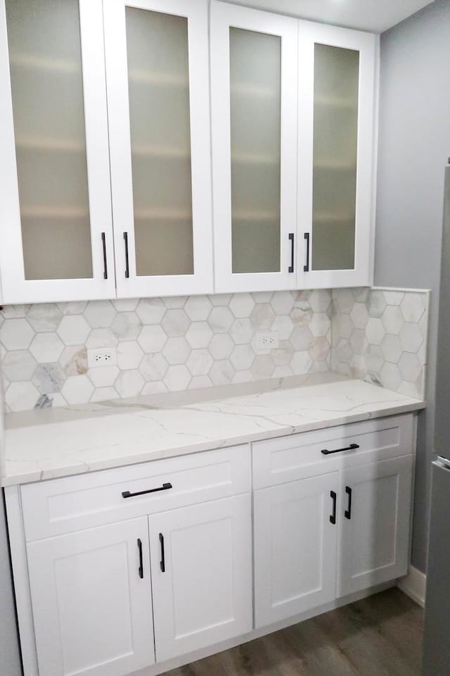 369 Ferndale Ct Unit B1, Schaumburg, IL 60193 - bar area with backsplash