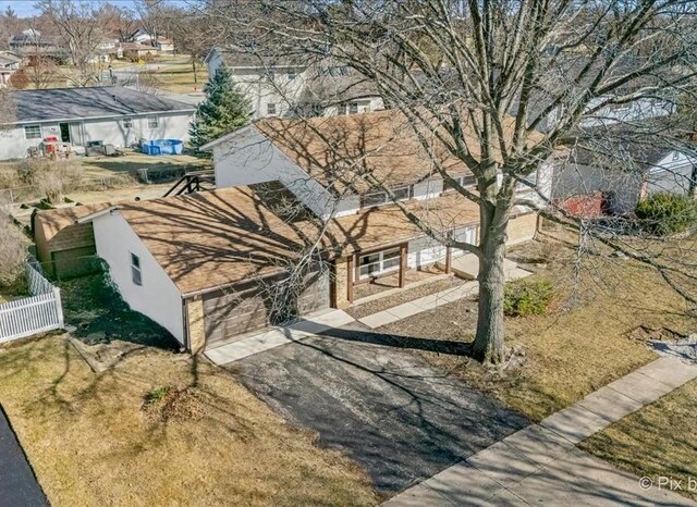 215 Brighton Rd, Elk Grove Village, IL 60007 - view of front facade featuring driveway