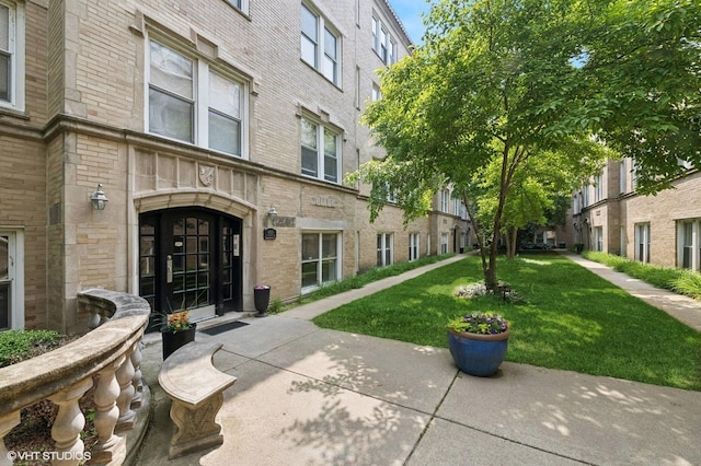 4510 N Ashland Ave Unit Gw, Chicago, IL 60640 - surrounding community with a lawn