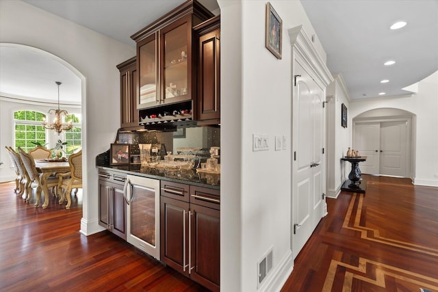 11010 W 131st St, Palos Park, IL 60464 - indoor wet bar with arched walkways, wine cooler, tasteful backsplash, dark wood-style floors, and a chandelier