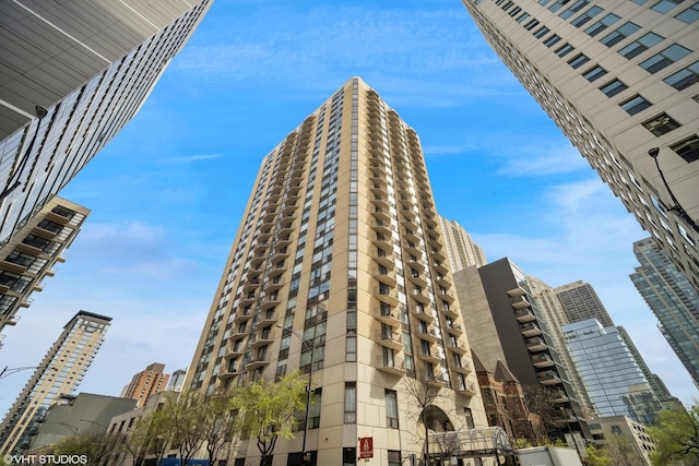 70 W Huron St Unit 606, Chicago, IL 60654 - photo 1