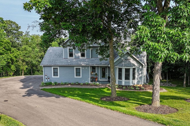 3 Laurel Ct, Galena, IL 61036 - view of front facade with a front yard and asphalt driveway