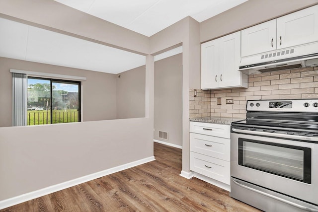 2237 175th St Unit 1B, Lansing, IL 60438 - kitchen featuring electric range, under cabinet range hood, backsplash, white cabinets, and wood finished floors