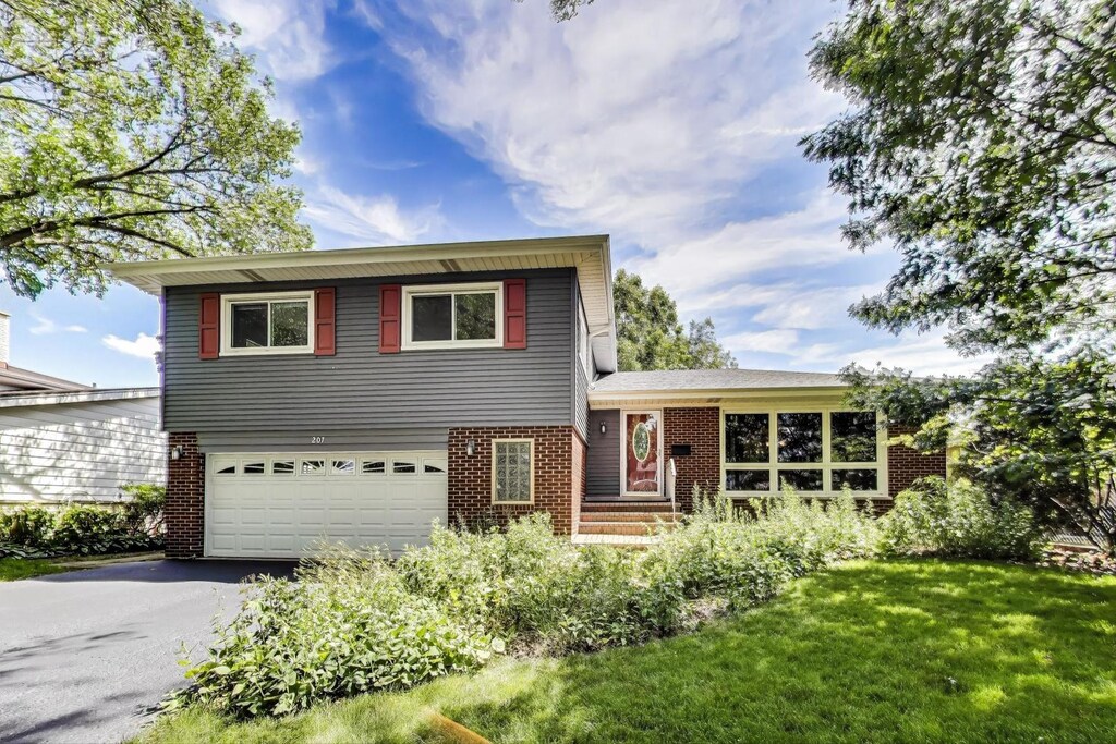 207 W Orchard Pl, Mount Prospect, IL 60056 - photo 1