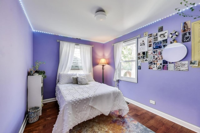 653 Blackstone Pl, Highland Park, IL 60035 - bedroom with wood finished floors and baseboards