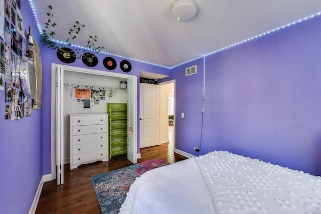 653 Blackstone Pl, Highland Park, IL 60035 - bedroom with wood finished floors
