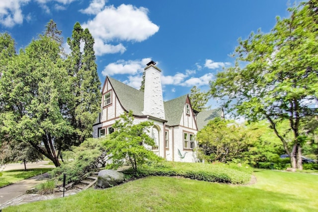 653 Blackstone Pl, Highland Park, IL 60035 - view of side of home with a lawn and a chimney