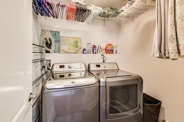 653 Blackstone Pl, Highland Park, IL 60035 - laundry room featuring washing machine and dryer
