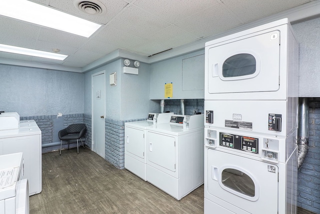 7904 W N Ave Unit 605E, Elmwood Park, IL 60707 - shared laundry featuring stacked washer and clothes dryer, wood finished floors, independent washer and dryer, and a textured wall
