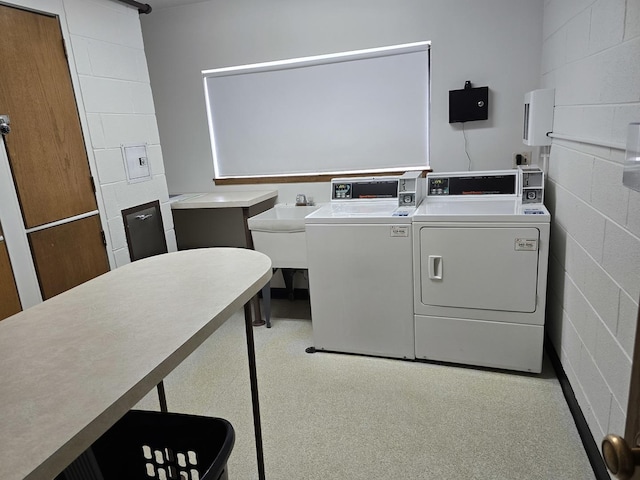 1441 E Thacker St Unit 501, Des Plaines, IL 60016 - community laundry with washer and clothes dryer and concrete block wall
