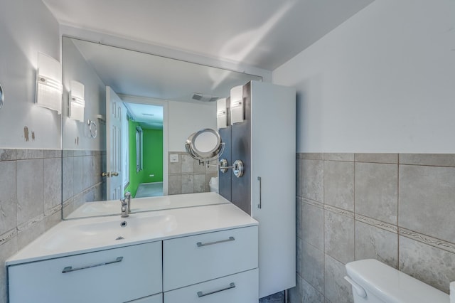 4524 Kings Walk Dr Unit 2A, Rolling Meadows, IL 60008 - bathroom featuring tile walls, vanity, and a wainscoted wall