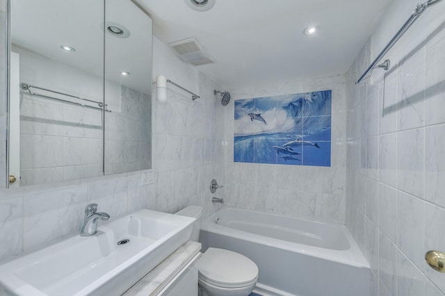4524 Kings Walk Dr Unit 2A, Rolling Meadows, IL 60008 - full bath featuring tile walls, washtub / shower combination, vanity, and recessed lighting