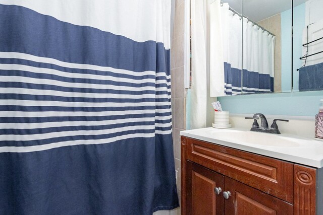 1814 E Washington St, Joliet, IL 60433 - bathroom featuring vanity and curtained shower