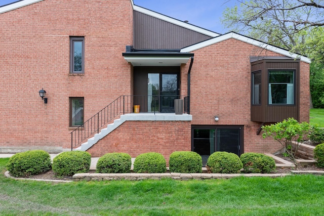 2S570 Patrick Henry Sq Unit 119, Oak Brook, IL 60523 - view of side of property with brick siding and a lawn