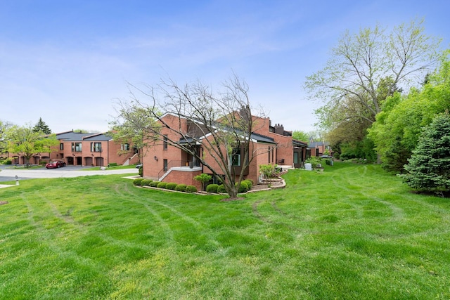 2S570 Patrick Henry Sq Unit 119, Oak Brook, IL 60523 - view of green lawn with a residential view