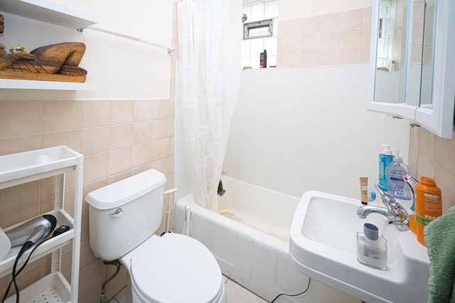 2834 S Union Ave, Chicago, IL 60616 - bathroom with tile walls and shower / bath combo