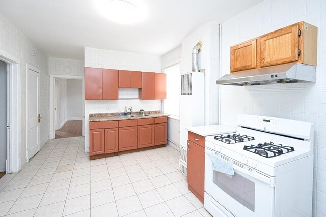 2834 S Union Ave, Chicago, IL 60616 - kitchen featuring white appliances, under cabinet range hood, light countertops, tasteful backsplash, and light tile patterned flooring