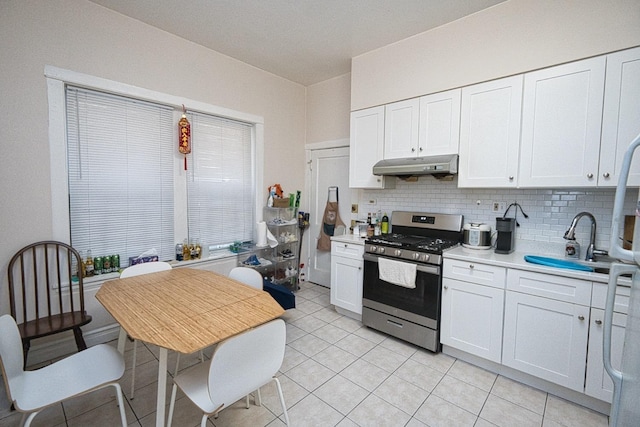 2834 S Union Ave, Chicago, IL 60616 - kitchen featuring stainless steel gas stove, under cabinet range hood, light countertops, decorative backsplash, and white cabinetry