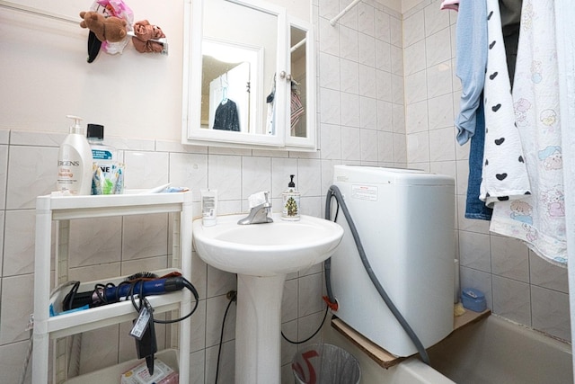 2834 S Union Ave, Chicago, IL 60616 - bathroom with tile walls