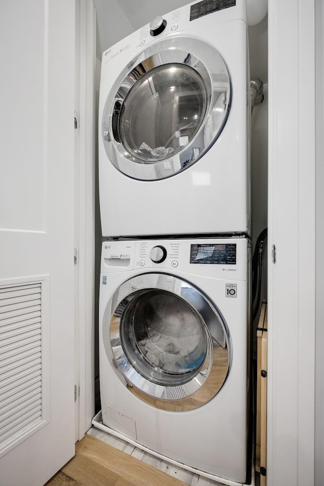 1011 N Winchester Ave Unit 2, Chicago, IL 60622 - laundry area with stacked washing machine and dryer and light wood-style floors