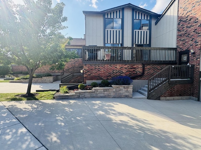 40 Portwine Rd, Willowbrook, IL 60527 - view of front facade with stairway