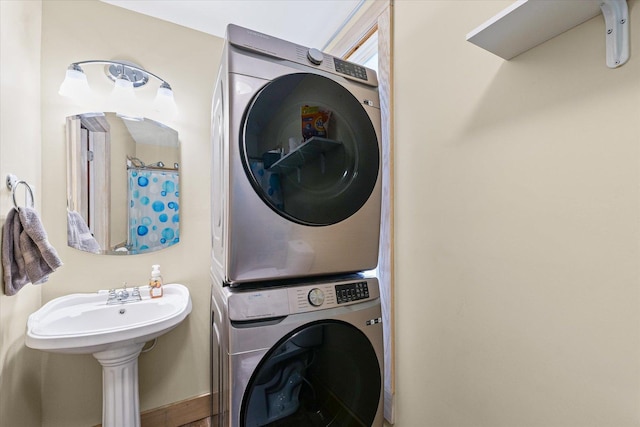 543 E Orleans St, Paxton, IL 60957 - laundry room featuring stacked washer / dryer